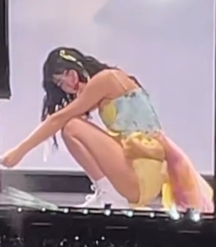 todayintwice's tweet photo. 1 year ago today, MOMO copied NAYEON's 'IM NAYEON' album cover because of her similar stage outfit. https://t.co/EUVOCw7B3c