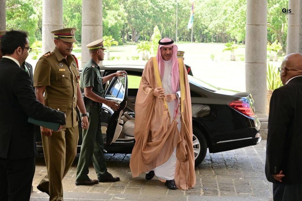 H.E Ambassador Fayez Altemyat met with President of the Republic of Mauritius​, Mr Dharam Gokhool. During the meeting, topics of matual interest and ways to enhance friendly relations between #Saudi_Arabia and #Mauritius were discussed.