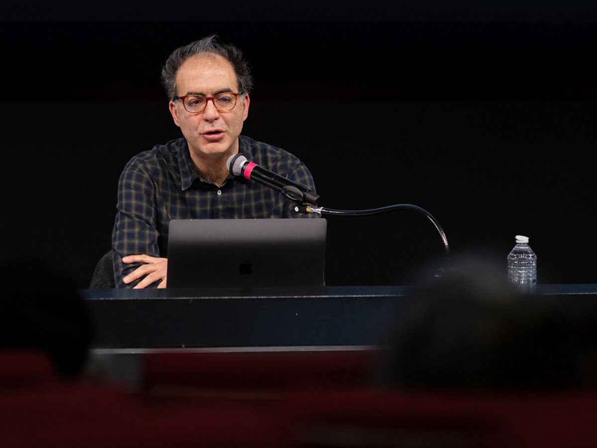 [Photos] Les dernières conférences du Festival Un état du monde 2025 : Mohamed Magassa et Nicolas Pellion auteurs de 'L’Enfer sur Terre Une décennie de rap-fiction', et Dork Zabunyan, enseignant en cinéma, pour Trump politique, du culte de la personnalité en Amérique.