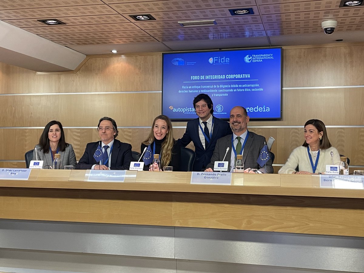 RedeiaCorp's tweet photo. 📸 Nuestra directora de Auditoría Interna y Control de Riesgo, @eva_rodicio,  señala en el ‘Foro de Integridad Corporativa’ de @Europarl_ES, @TISpain y @fide_fundacion 👇

🎙️ “Redeia formaliza su compromiso con la prevención de la corrupción y el fraude a través de una guía específica que detalla las directrices básicas de actuación de la compañía y sus miembros en esta materia. Este compromiso lo extendemos a nuestros grupos de interés mediante nuestro modelo de debida diligencia en integridad y derechos humanos”
