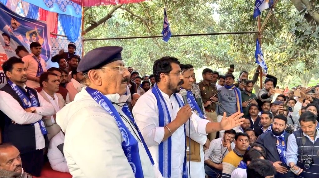 Rahul54696689's tweet photo. राष्ट्रिय लोकदल के बड़े नेता पूर्व संसद व विधायद रहे आसपा में शामिल हुए 2027 तक प्रदेश में बसपा से 80% सपा से 60% बीजेपी से 35% कार्यकर्ता बढ़े भाई @BhimArmyChief जी के नेतृत्व में आसपा में शामिल होगे। @AzadSamajParty @Ravinder_ASPK @VinayRatanSingh https://t.co/KzoTbUu0c5