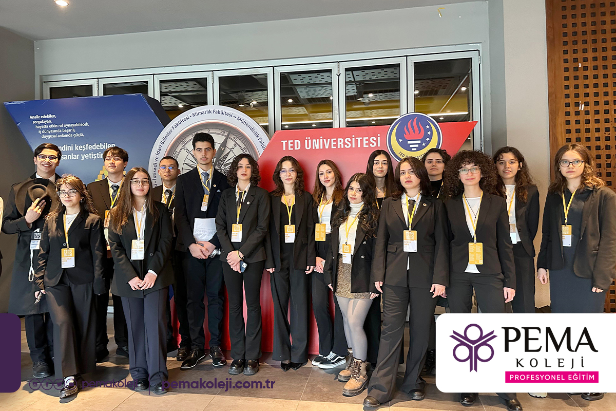 pemakoleji's tweet photo. TEDUMUN'25 İngilizce konferansına delegasyon olarak katılan öğrencilerimiz: Elveda Yağmur Ceylan, Ece Naz Ertuğrul, Elif Beyza Sağlık, Elif Berra Gündüz, Zehra Belinay Mutlusoy, Nisan Dursun, Bora Cem Koçyiğit, Duru Büyükhatipoğlu, Mehlika Çuhadar, Yağmur Nisa Keskin Kılıç, İclal Arslan, Süleyman Kerem Yılmaz, Ayşe Lara Karaman, Berra Demirci, Sıdıka Melek Sertok, İrem Bolkan, Bilge Deren Çelik, Rüzgar Efe Şaplı okulumuzu başarılı bir şekilde temsil etmişlerdir. Ayrıca, Elif Berra Gündüz, Bora Cem Koçyiğit, Ece Naz Ertuğrul ve Zehra Belinay Mutlusoy aldıkları ödüllerle bizleri gururlandırmıştır.

TEBRİKLER PEMA'LILAR

#BurasıPema #PemaKoleji #ProfesyonelEğitim #tedumun #konferans #katılım #ödül #tebrikler