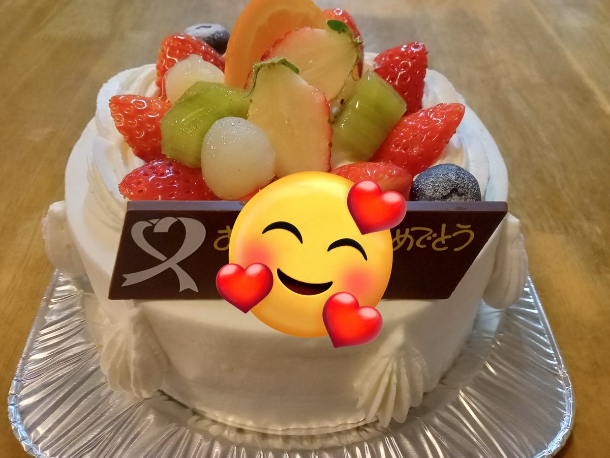 ちな誕生日ケーキは日曜のうちに食いました✌