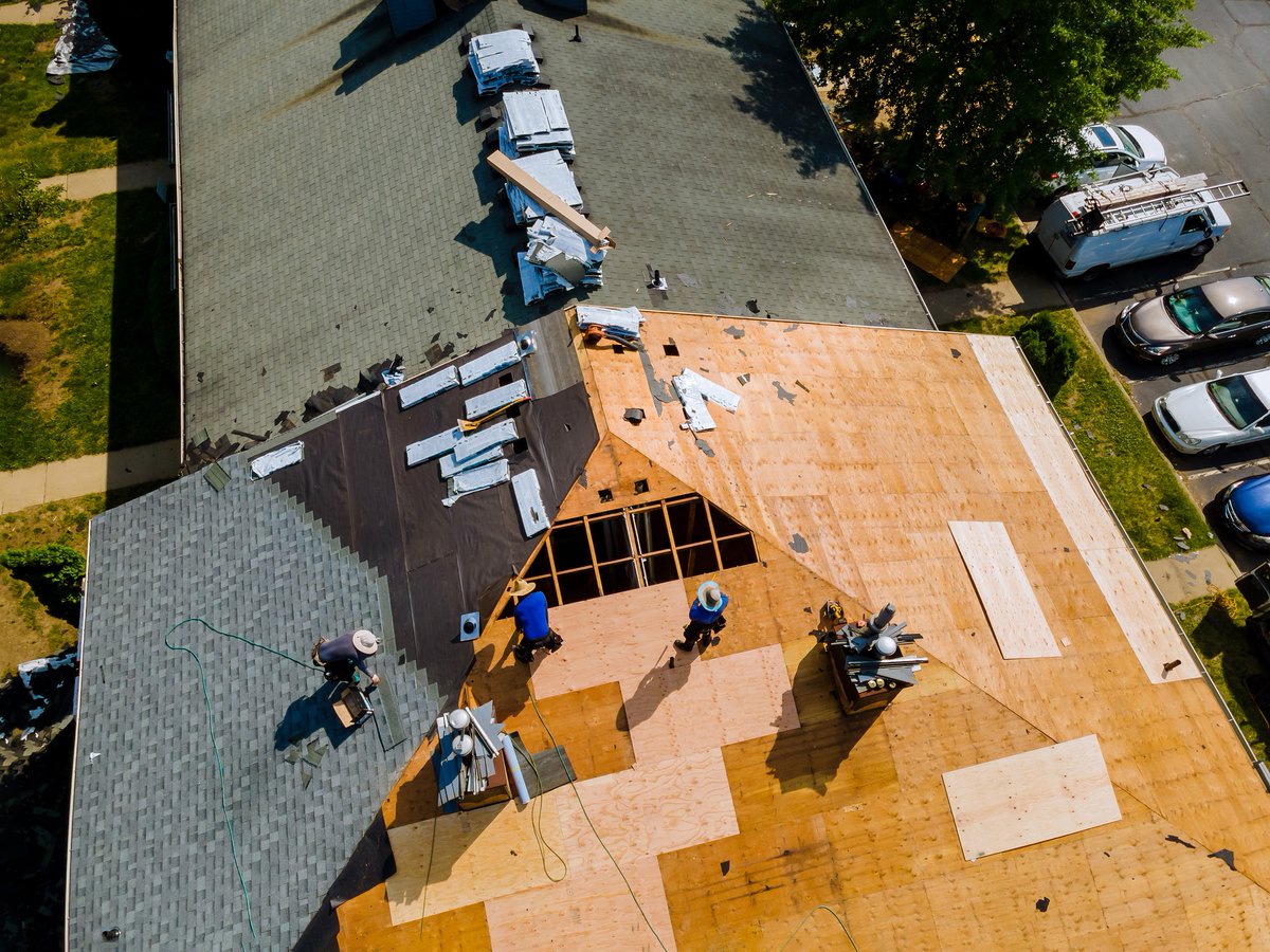 RoofingLakeside's tweet photo. Our team in Grand Haven, MI, specializes in top-quality roof installations tailored to your needs. Experience durability and craftsmanship that stands the test of time. Contact us today for a consultation and let us safeguard your home. https://t.co/1J6QeabbMq