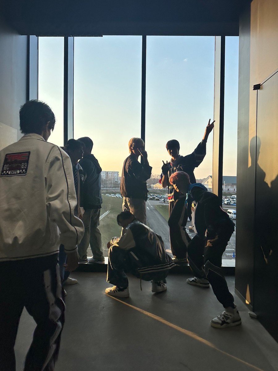 kim1010___'s tweet photo. これ自然と集まってきてたのも可愛すぎるし、リーダーが公式にこれ載せたのも可愛すぎるし https://t.co/2wKZU243Hs