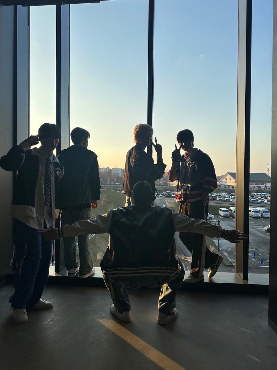 kim1010___'s tweet photo. これ自然と集まってきてたのも可愛すぎるし、リーダーが公式にこれ載せたのも可愛すぎるし https://t.co/2wKZU243Hs