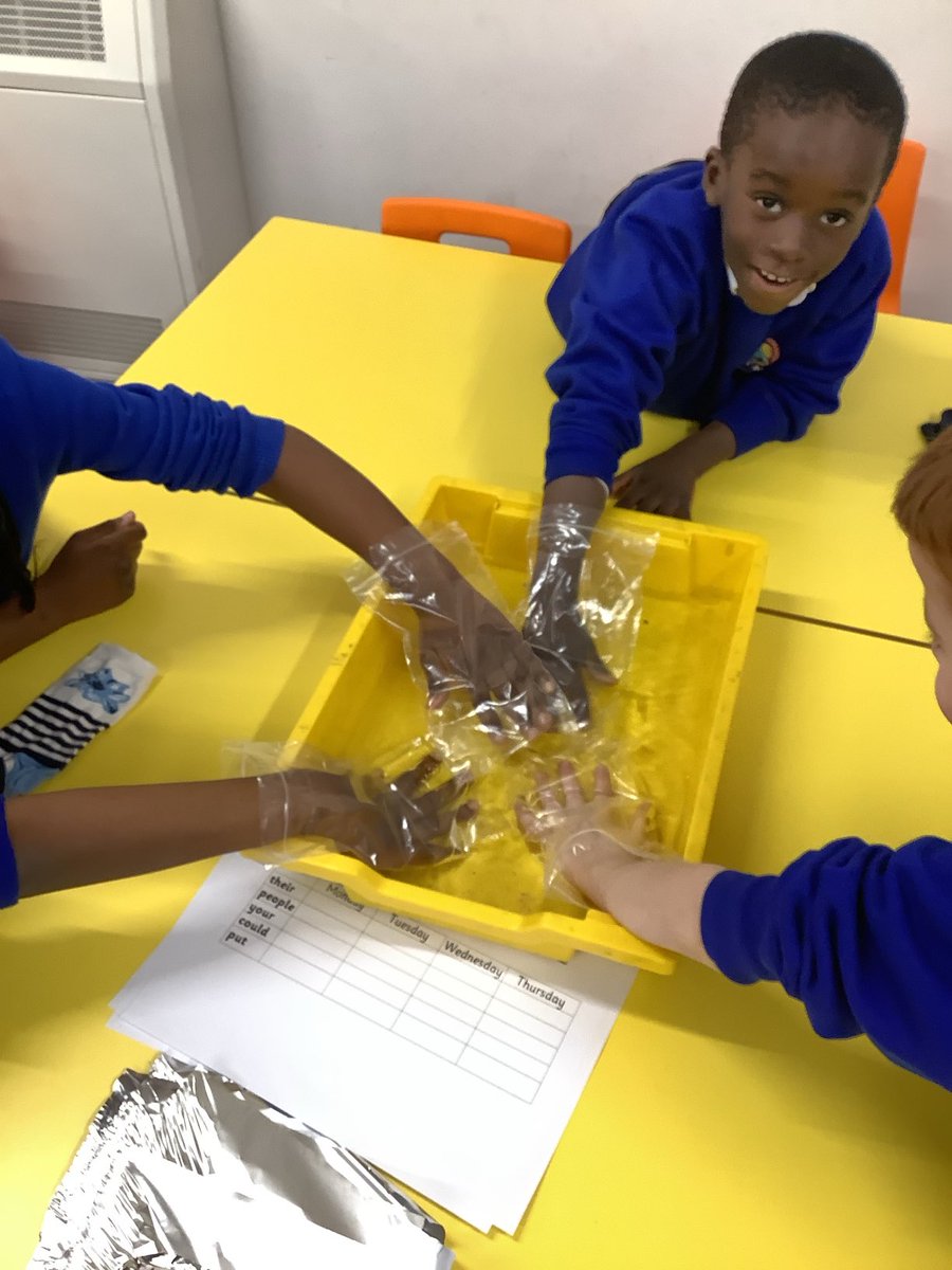 Fosse_TMET's tweet photo. Year 1 have been continuing to be scientists and investigating which materials are water proof and which are not! We have had lots of fun using our hands and feeling if materials are waterproof! π₯Όπ¦#fmscience #fmyear1 https://t.co/Ts6rq2gtqq