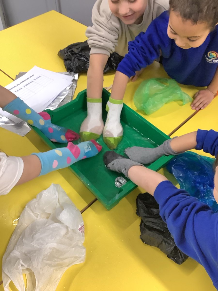 Fosse_TMET's tweet photo. Year 1 have been continuing to be scientists and investigating which materials are water proof and which are not! We have had lots of fun using our hands and feeling if materials are waterproof! π₯Όπ¦#fmscience #fmyear1 https://t.co/Ts6rq2gtqq