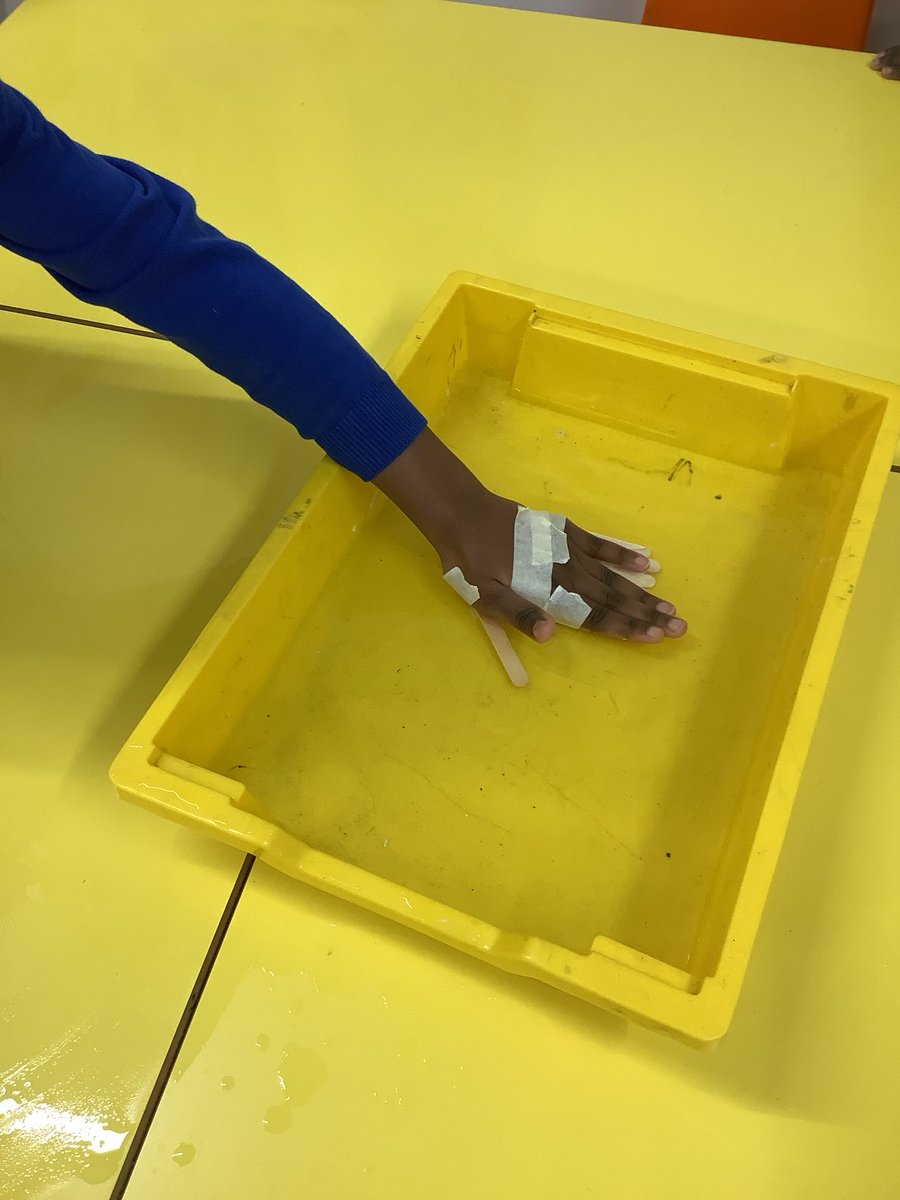 Fosse_TMET's tweet photo. Year 1 have been continuing to be scientists and investigating which materials are water proof and which are not! We have had lots of fun using our hands and feeling if materials are waterproof! π₯Όπ¦#fmscience #fmyear1 https://t.co/Ts6rq2gtqq