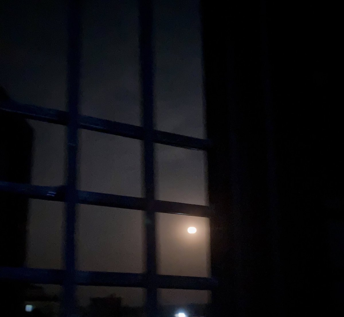 एक मुठ्ठी जून,
झ्यालमा ठोकिएर
मेरो बिस्ताराभरी
पोखिएको छ, 

कौशीमा शिशिर 
जमेर बसेको छ, 

आँगनभरी पारिजात
झरेर सजिएको छ, 

तर आज, 
 मेरो जून -
मेरो मुटुमा खेलीरहेछ, 

शरिरमा 
गृष्म को न्यानो
पसिना खलखली 
बगिरहेछ, 

 र त 
लागेको छ आज 
तिम्रो उपस्थित भएको छ, ।

#सिर्जु