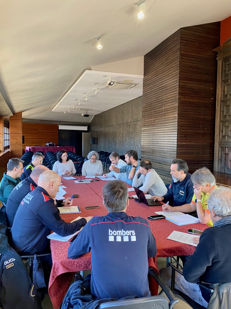 Reunió anual de seguretat del Carnaval de #Solsona. Revisen els protocols d'actuació responsables municipals, de l’Associació de Festes, cossos de seguretat i serveis sanitaris

ℹ️ tuit.cat/wXpVW