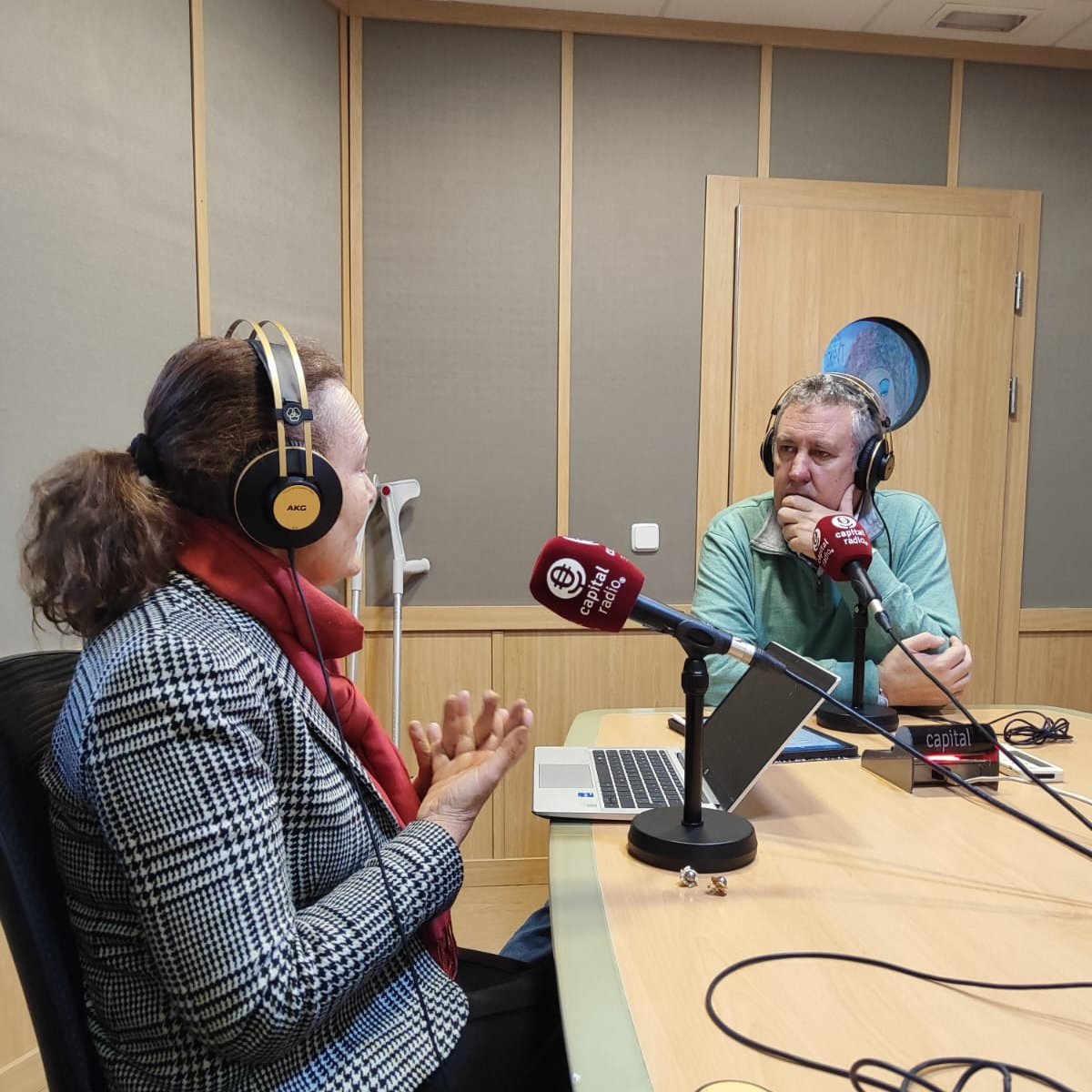 🎙️ Nuestra directora del área de Employer Branding, Experiencia de Empleado y Comunicación Interna, Almudena Rodríguez, ha estado en 'Líderes Globales' de <a href="/CAPITALRADIOB/">Capital Radio</a>, con Raúl Castro, hablando sobre el Employer Branding y su impacto en la Experiencia del Colaborador.