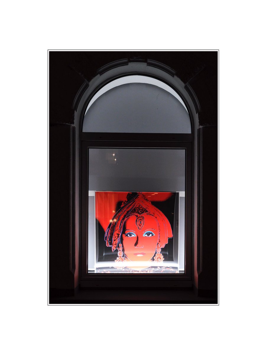 Unterwegs in Düsseldorf.
Im Dunkeln.
Und ich freue mich, wenn Nachbarn das Fenster schön haben.
Sehr.
(Artwork by unknown artist)