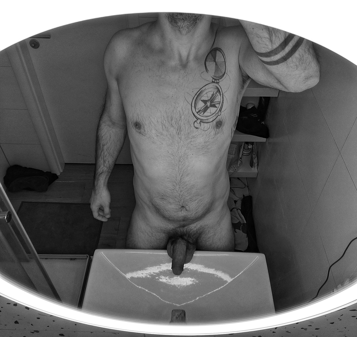 Pupek! Je tam! Takže žádný sladký a jiný píčoviny! 😈
#belly #hairy #tattoo #nipples #dickandballs #pubes #compass #lust #beforshower #musk #sniffy #smelly #blackandwhite #dirtymind for #dirtydreams