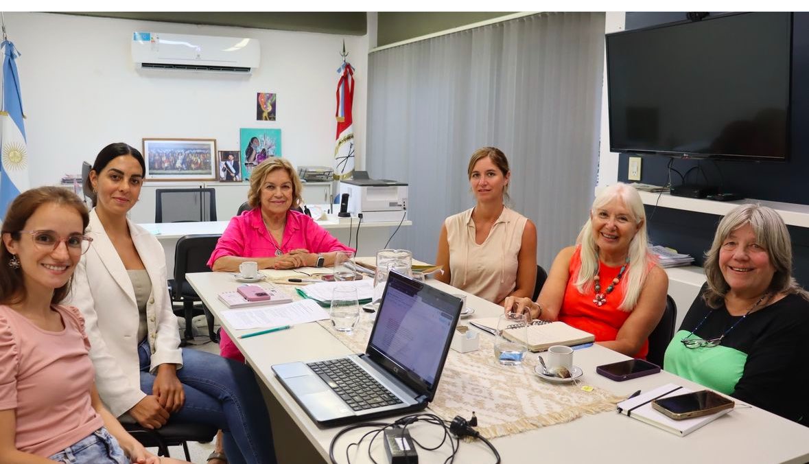 moyano_marita's tweet photo. 🤝 Encuentro de trabajo con Alicia Tate
Mantuvimos una reunión enriquecedora con @aliciataterubio, donde intercambiamos ideas y proyectos para seguir impulsando el crecimiento de las mujeres en el ámbito empresarial y productivo. 💡✨ @camees_santafe @adersantafe https://t.co/JNtQoI37h8