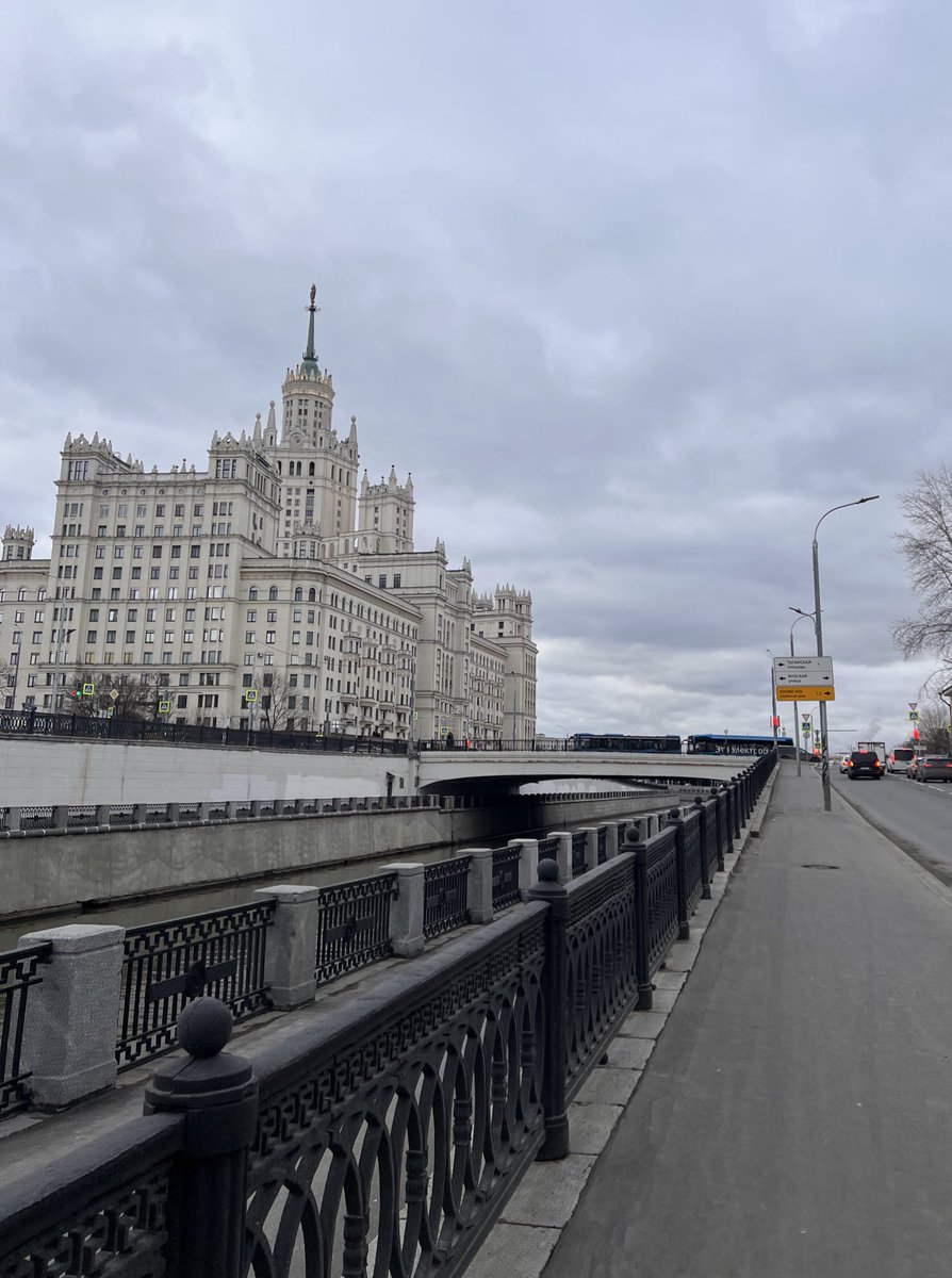 по этому случаю я снова попытаюсь вернуть себя в строй показав здесь завтрак и похвалю себя за то, что позанимался спортом сегодня 😪