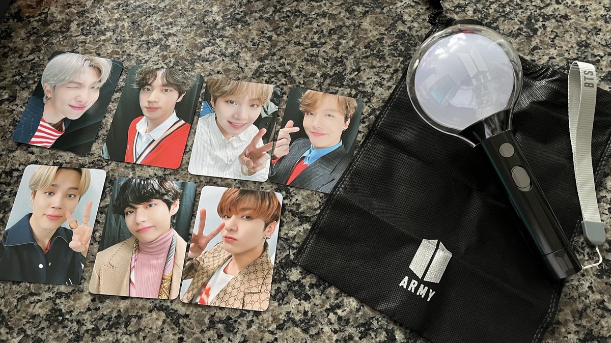 D3VILKTH's tweet photo. ⭐️ Feedback Positivo⭐️

eu só eu queria fizer que EU TENHO UMA ARMY BOMB!!!!! meu primeiro item oficial dos meninos 🥺 sou army a 9 anos e só agora consegui ter alguma coisa.
obg @thv_coll3ctor !! chegou tudo certinho 💞 eu só tenho a agradecer de vdd. https://t.co/InimXGJDX8