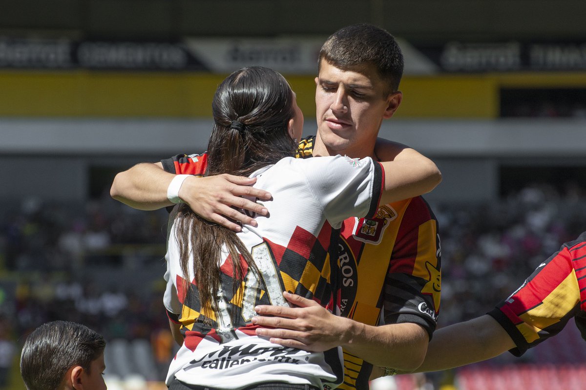 LeonesNegrosCF's tweet photo. En su espalda carga el 1️⃣4️⃣, pero también más de 2️⃣0️⃣0️⃣ partidos y contando con La Manada… 

Te queremos mucho, @avillalobos1010, orgullo de #CanteraUdeG. 🇧🇪👏 https://t.co/4u3LJC5mTl