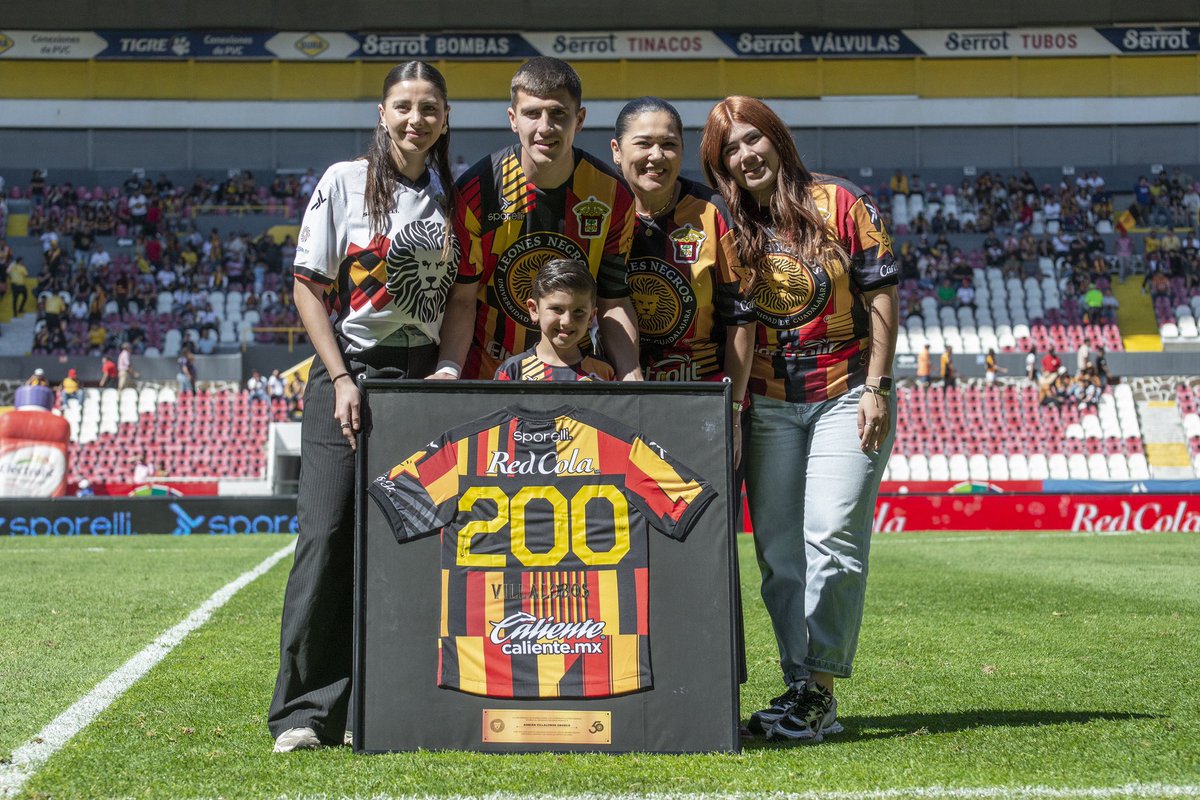 LeonesNegrosCF's tweet photo. En su espalda carga el 1️⃣4️⃣, pero también más de 2️⃣0️⃣0️⃣ partidos y contando con La Manada… 

Te queremos mucho, @avillalobos1010, orgullo de #CanteraUdeG. 🇧🇪👏 https://t.co/4u3LJC5mTl