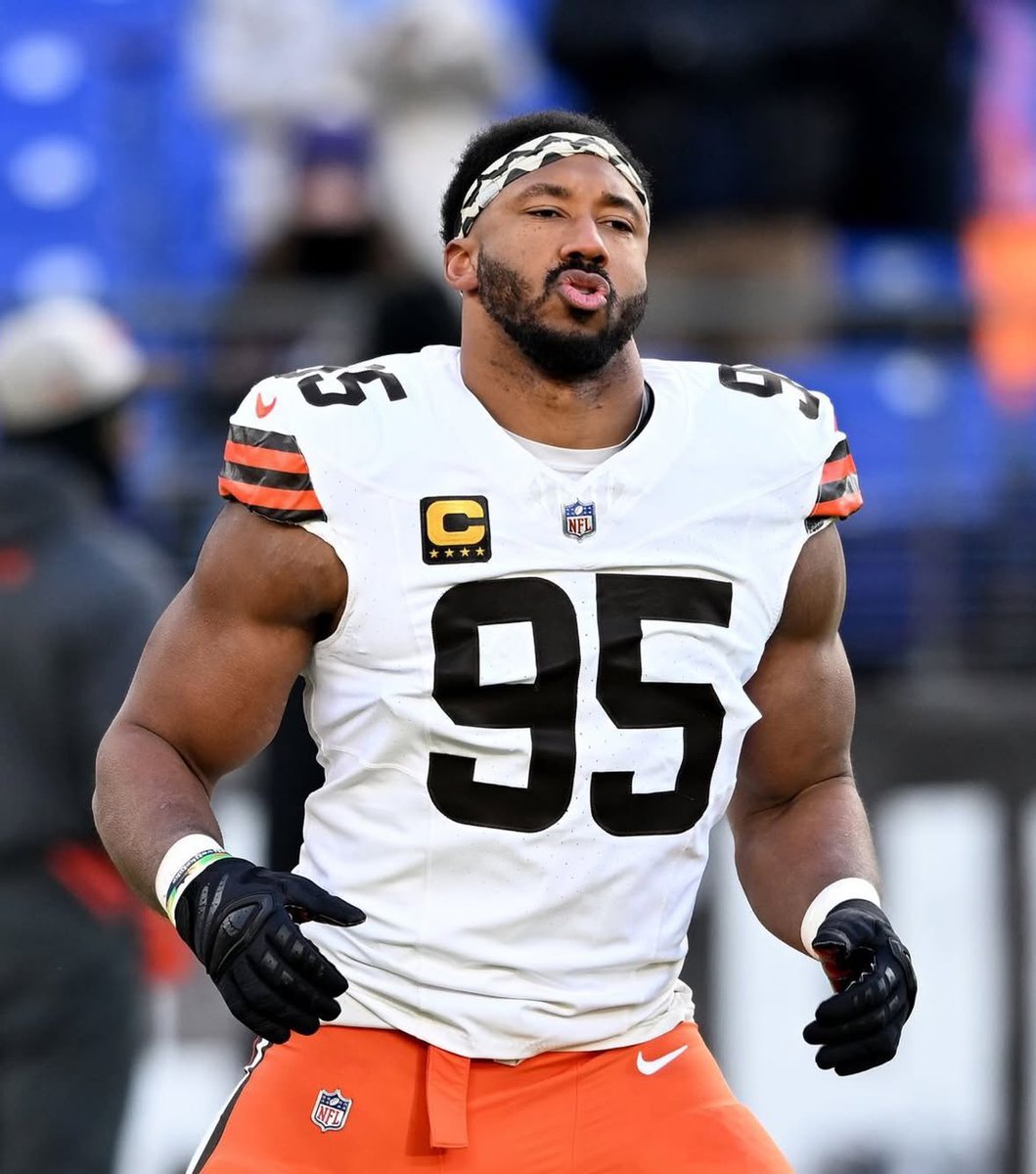 OriZeev's tweet photo. Who says no?

Packers receive:
•Myles Garrett

Browns receive:
•2025 1st-round pick (No. 23)
•2026 1st-round pick
•2026 3rd-round pick
•Lukas Van Ness https://t.co/5tUo3Ss2vD