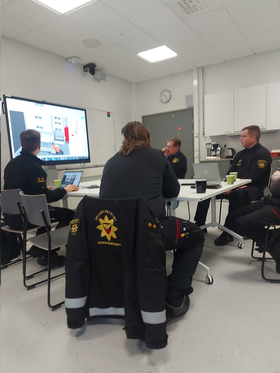 EKpelastus's tweet photo. Ihan parasta töissä on silloin kun käyttäjät pääsevät suunnittelemaan omia työvälineitä. Tässä palontutkintaryhmä on suunnittelemassa laitokselle uutta palontutkinta-ajoneuvoa. Ajoneuvon on tarkoitus taipua muuhunkin päivittäiseen käyttöön. https://t.co/oEleyvTC6f