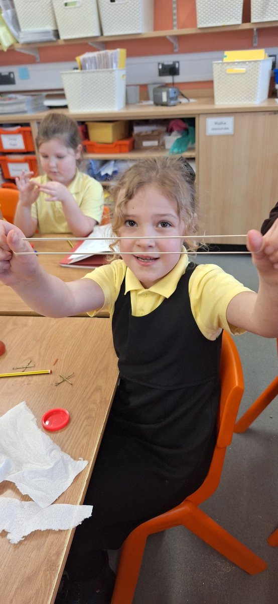 EastfieldPSHull's tweet image. #2CS enjoyed investigating which object is the stretchiest in Science today! #epsscience