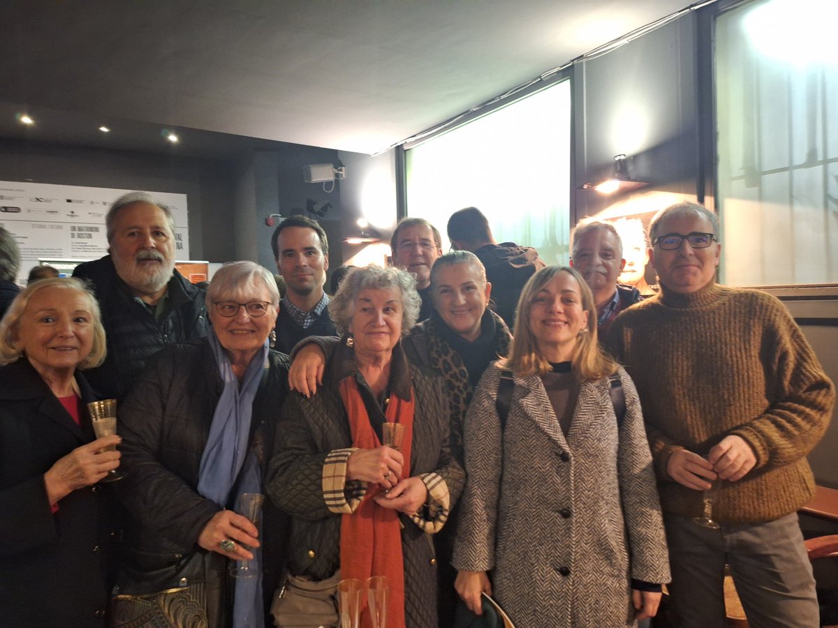 L'esclat dl moviment veïnal a les acaballes dl franquisme fou l'esclat d'una reivindicació democràtica i ciutadana q l'<a href="/AVVEsqEixample/">AVV Esquerra Eixample - 1974...2021...seguim</a> va haver d començar lluitant pel seu propi nom
Felicitats x aquests 50 anys d lluita pel lliure i just benestar dl veïnat, i q sigui x molts més!