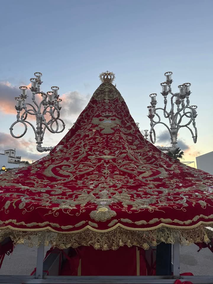 Imágenes de la procesión en la tarde-noche de ayer, de la Santísima Virgen de la Candelaria, patrona de Colmenar, por las calles de su pueblo. #CandelariaDeColmenar