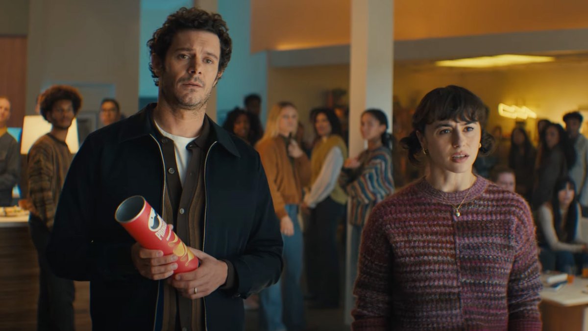 brains9's tweet photo. Super Bowl 2025: Pringles cria exército de bigodes voadores com Nick Offerman, Adam Brody e James Harden https://t.co/XvDOJgEq9K #SuperBowl #Pringles #Bigodes #NickOfferman https://t.co/5xFJXud5oN