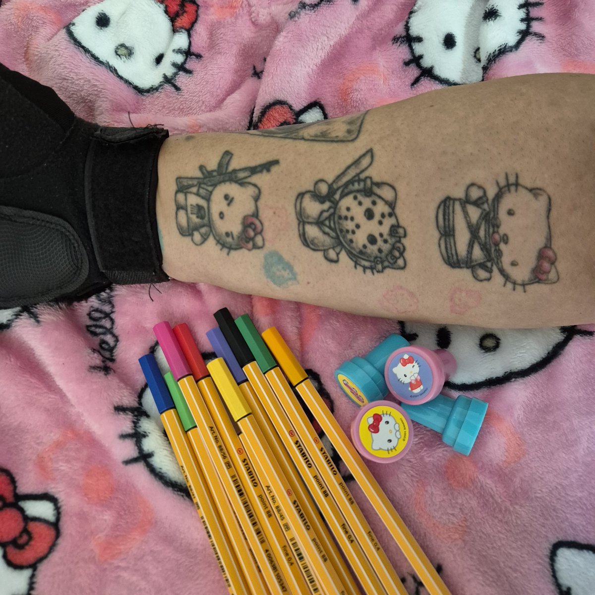 maskeddude6's tweet image. -no tw/nmik/18+/420 friendly
-old enough to be your dads pervert friend (in my 40s)
-bdsm/ddlg 
-own pics/reposts/p*rn 
-hard kinks 

 ♡︎/⟳ = moots