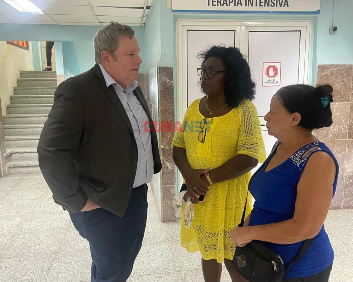 CubanetNoticias's tweet image. - @MikeHammerUSA , Jefe de Misión de EE.UU. en Cuba, se encuentra en estos momentos en el hospital Manuel Fajardo para visitar a la opositora cubana Martha Beatriz Roque, ingresada en el centro médico.