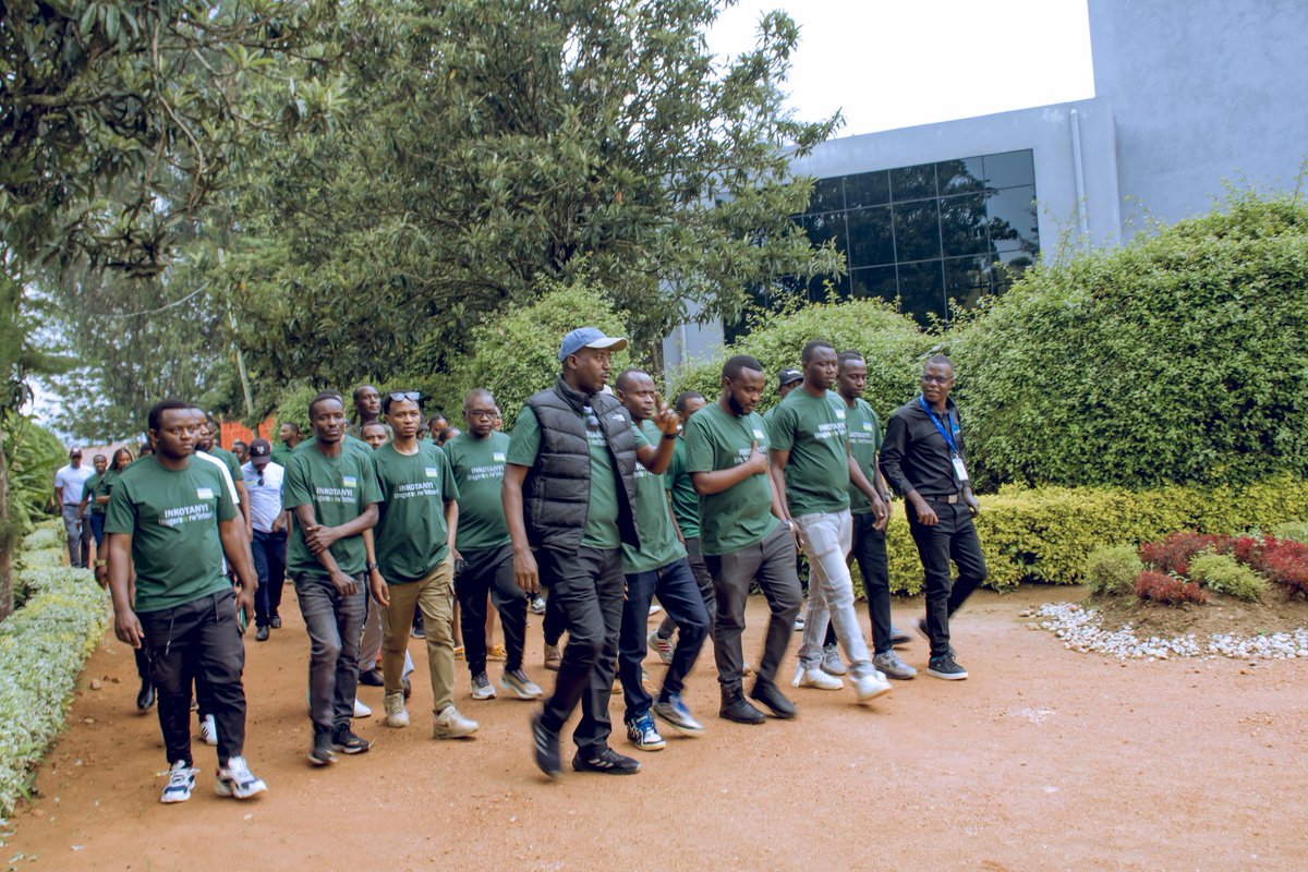 RpfNgoma's tweet photo. Itsinda ry'urubyiruko rushamikiye ku muryango FPR Inkotanyi rugera ku 145 bari kumwe na chairman w'Umuryango FPR inkotamyi mu karere ka Ngoma na Komite Nyobozi y'Umuryango  basuye ingoro y'amateka y'urugamba rwo kubohora u Rwanda iherereye ku Mulindi mu Karere ka @GicumbiDistri https://t.co/0qYqzlrLwt