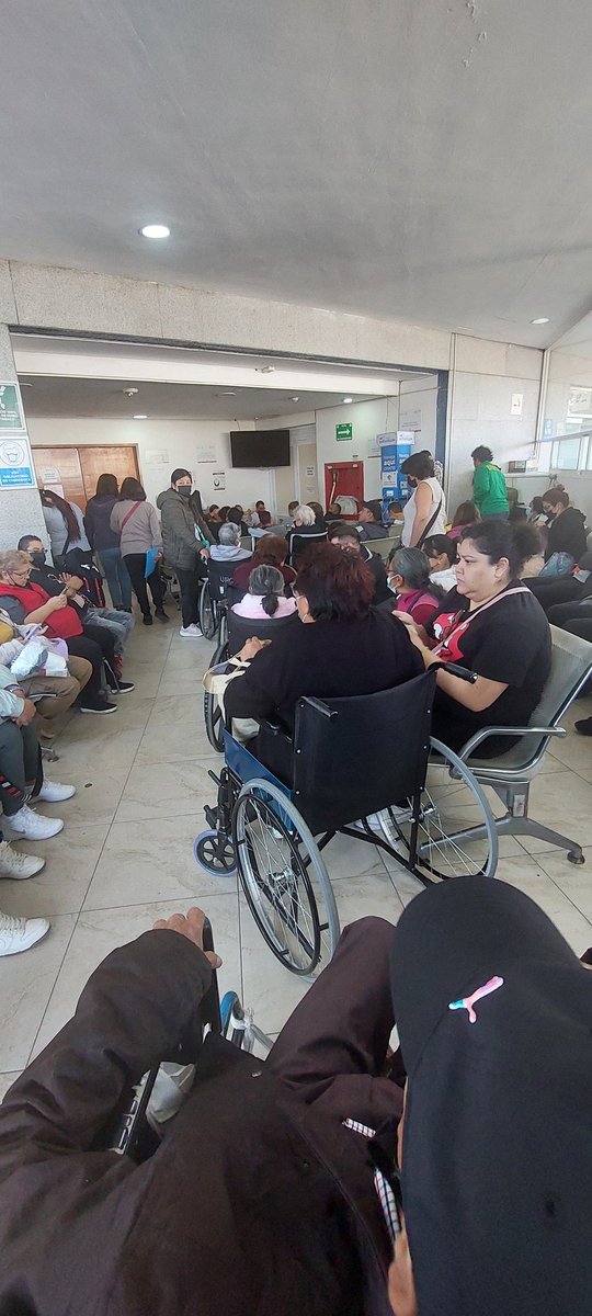 Cs54K's tweet photo. Se supone que es "UREGENCIAS", y en más de 5 horas no han atendido a mi papá en el hospital Bicentenario del @ISSSTE_mx @martibatres https://t.co/i4DhoouaGn