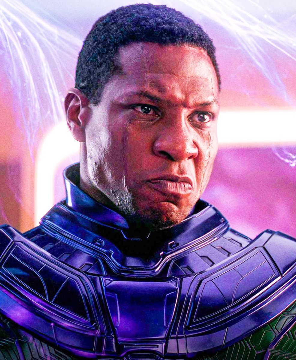 StripMarvel's tweet photo. 🚨 RUMOR BOMBA🚨

Kevin Feige estaría considerando traer de vuelta a Jonathan Majors al UCM para cerrar la historia de Kang. Marvel lo despidió en 2023 tras su condena, pero ahora evalúan su regreso en un futuro proyecto. 

Vía @RealScreenGeek | Dani RPK ha retuiteado. https://t.co/6mHUTwkAaZ