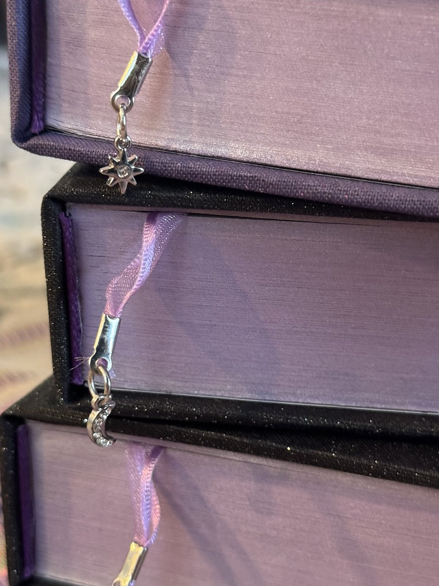 beesmahtweets's tweet image. So… what happens if I want to keep all of them 😭😭😭

#bookbinding #hardcover #BookTwitter #bookaesthetic #prettybooks