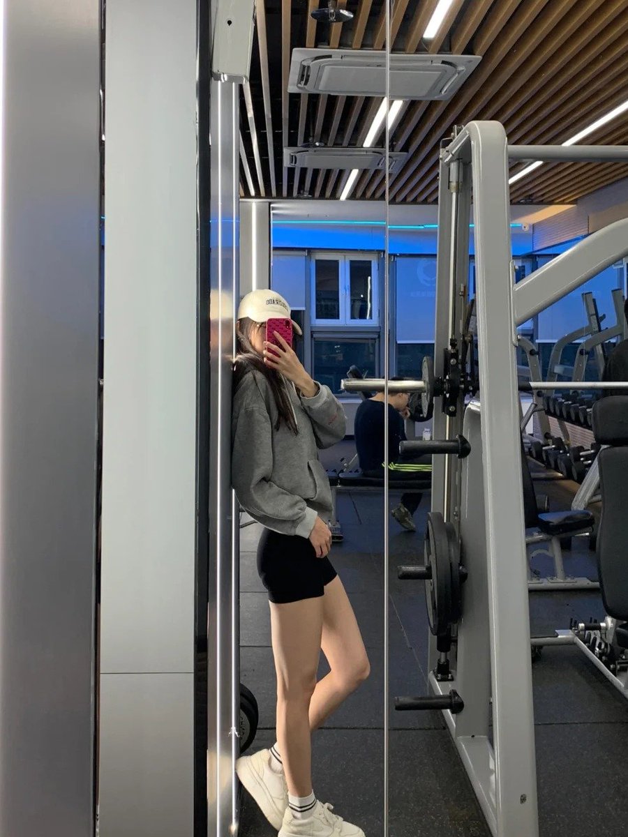 SelenaBetty9's tweet photo. The more I sweat, the lighter my stress feels 💦💖🏋️‍♀️ https://t.co/hpi6LoIfXk