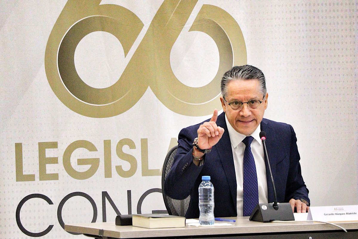 alexramblasr's tweet photo. #ÚltimaHora 🛎️

𝗚𝗲𝗿𝗮𝗿𝗱𝗼 𝗩𝗮́𝘇𝗾𝘂𝗲𝘇 𝗔𝗹𝗮𝘁𝗿𝗶𝘀𝘁𝗲 𝗲𝘀 𝗲𝗹 𝗻𝘂𝗲𝘃𝗼 𝗙𝗶𝘀𝗰𝗮𝗹 𝗚𝗲𝗻𝗲𝗿𝗮𝗹 𝗱𝗲 𝗚𝘂𝗮𝗻𝗮𝗷𝘂𝗮𝘁𝗼

Tras dos agitadas votaciones, incertidumbre y negociaciones para aumentar votos para su elección, Alatriste se convierte en el nuevo titular de la @FGEGUANAJUATO.

Con un proceso de tensión y polémica, el @CongresoGto, en una sesión extraordinaria y cargada de expectación, aprobó con una ajustada mayoría (25 votos de 36) otorgarle el cargo a quien hasta ahora se desempeñaba como delegado de la @FGRMexico. 

Configuración de la votación que apenas alcanzó el mínimo requerido:

🔵 PAN 16 de 16
🟠 MC 2 de 2
🟢 VERDE 2 de 2
🔴 PRI 3 de 3
🔴 PT 1 de 1
🟡 PRD 1 de 1 
🟤 MORENA 0 de 11

Total: 25 votos