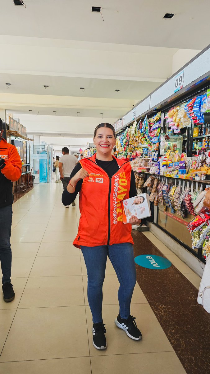 tefavintimilla's tweet photo. Día 30 🇪🇨

Hoy, compartimos nuestras propuestas en el transporte público, estos son espacios donde podemos estar más cerca de la ciudadanía, fortaleciendo la conexión humana, renovando nuestro compromiso con #TodosToditosTodos 💋.

#VotaTodo23-63 
💪🏻 ¡Somos #OrgullosamenteAzuayos!