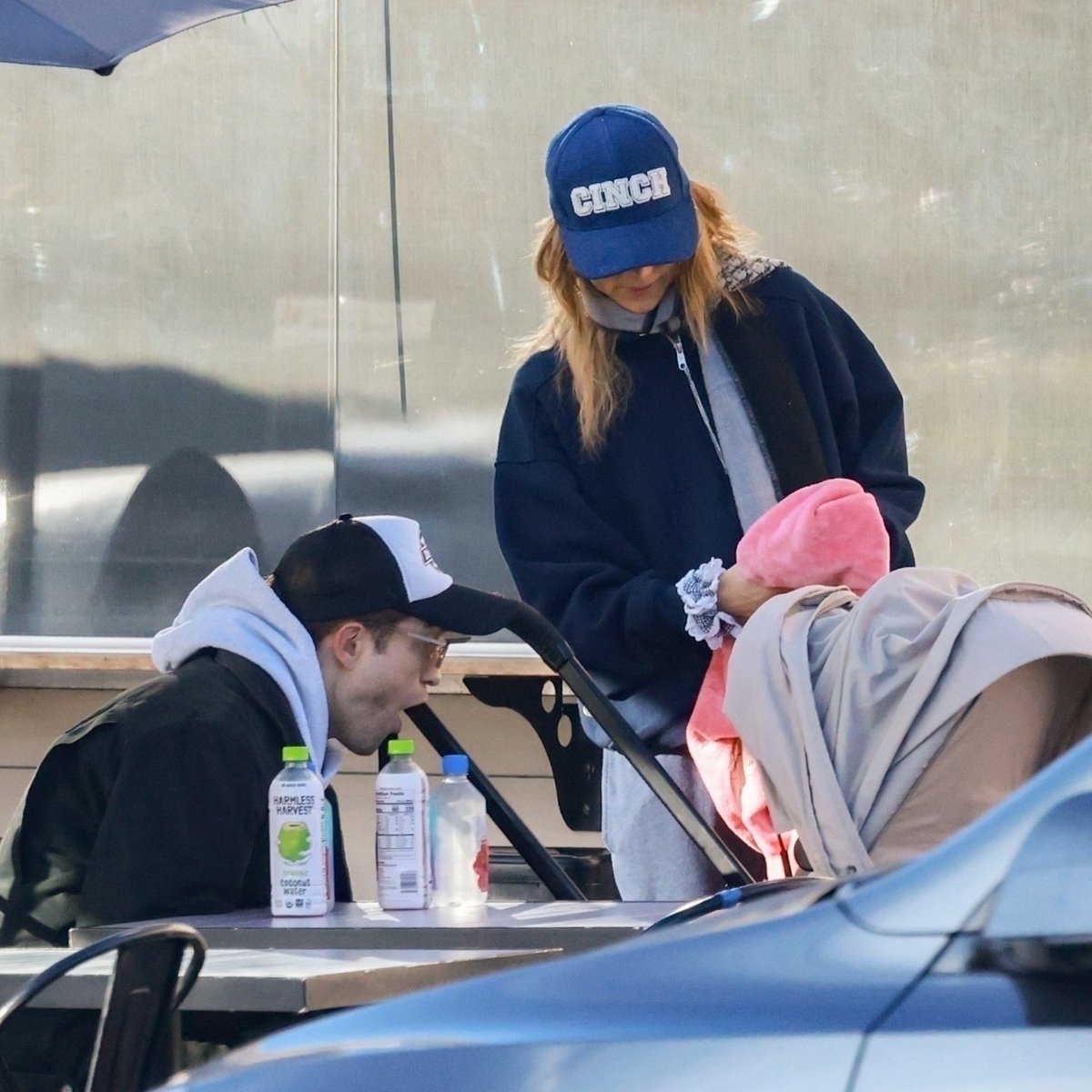 pattinsonphotos's tweet photo. Robert Pattinson and his family! ♥️ https://t.co/Qra4EKzkM9