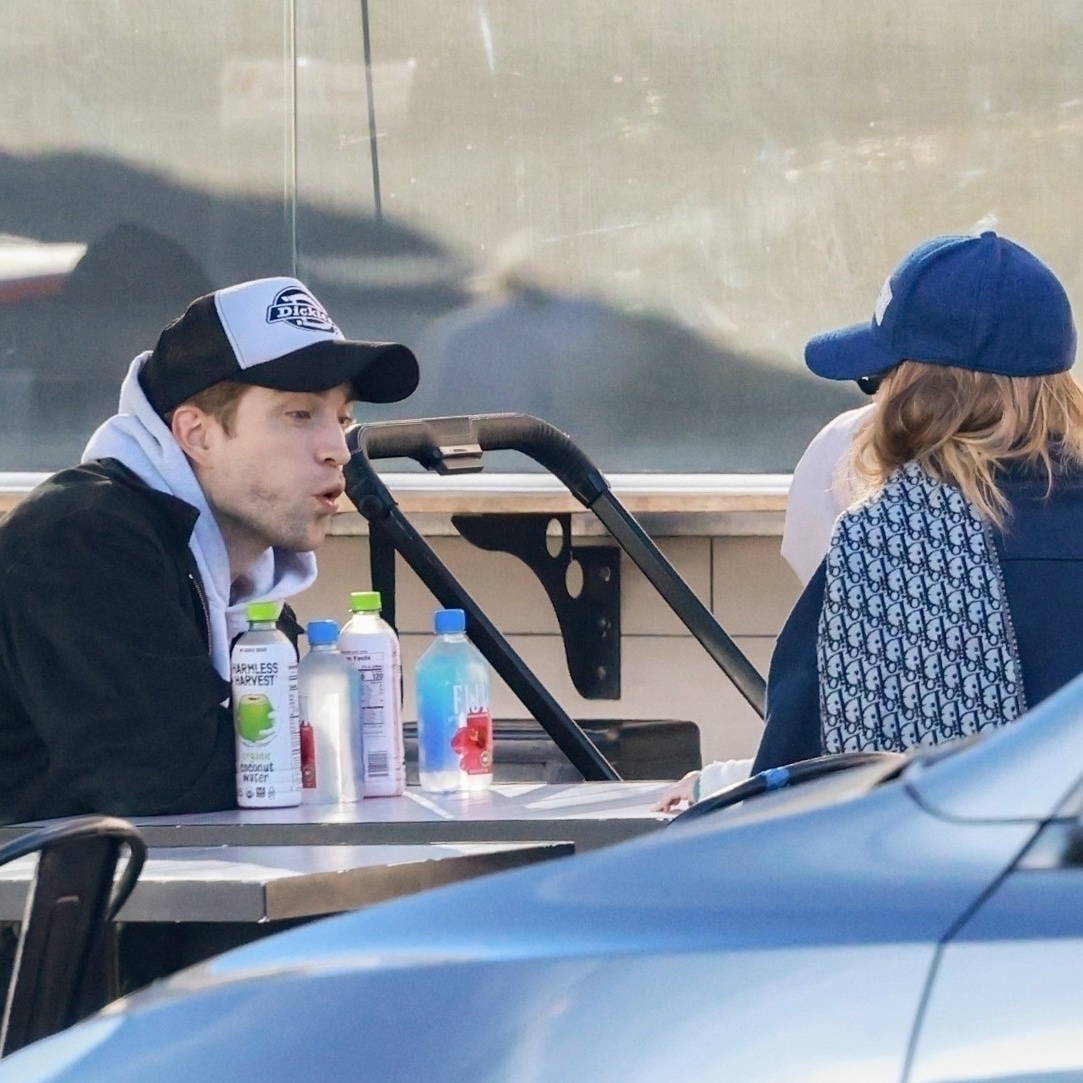 pattinsonphotos's tweet photo. Robert Pattinson and his family! ♥️ https://t.co/Qra4EKzkM9