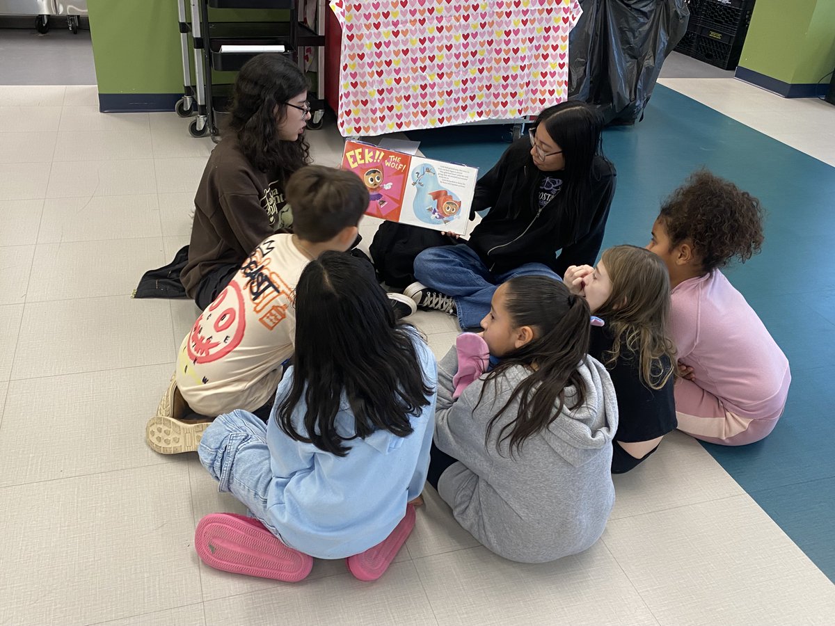 Students from Bound Brook High School’s National English Honor Society brought their #BoundtoAstound love of reading to Lafayette Elementary on their monthly field trip! High schoolers and elementary students alike enjoyed diving into winter and Lunar New Year-themed books.
