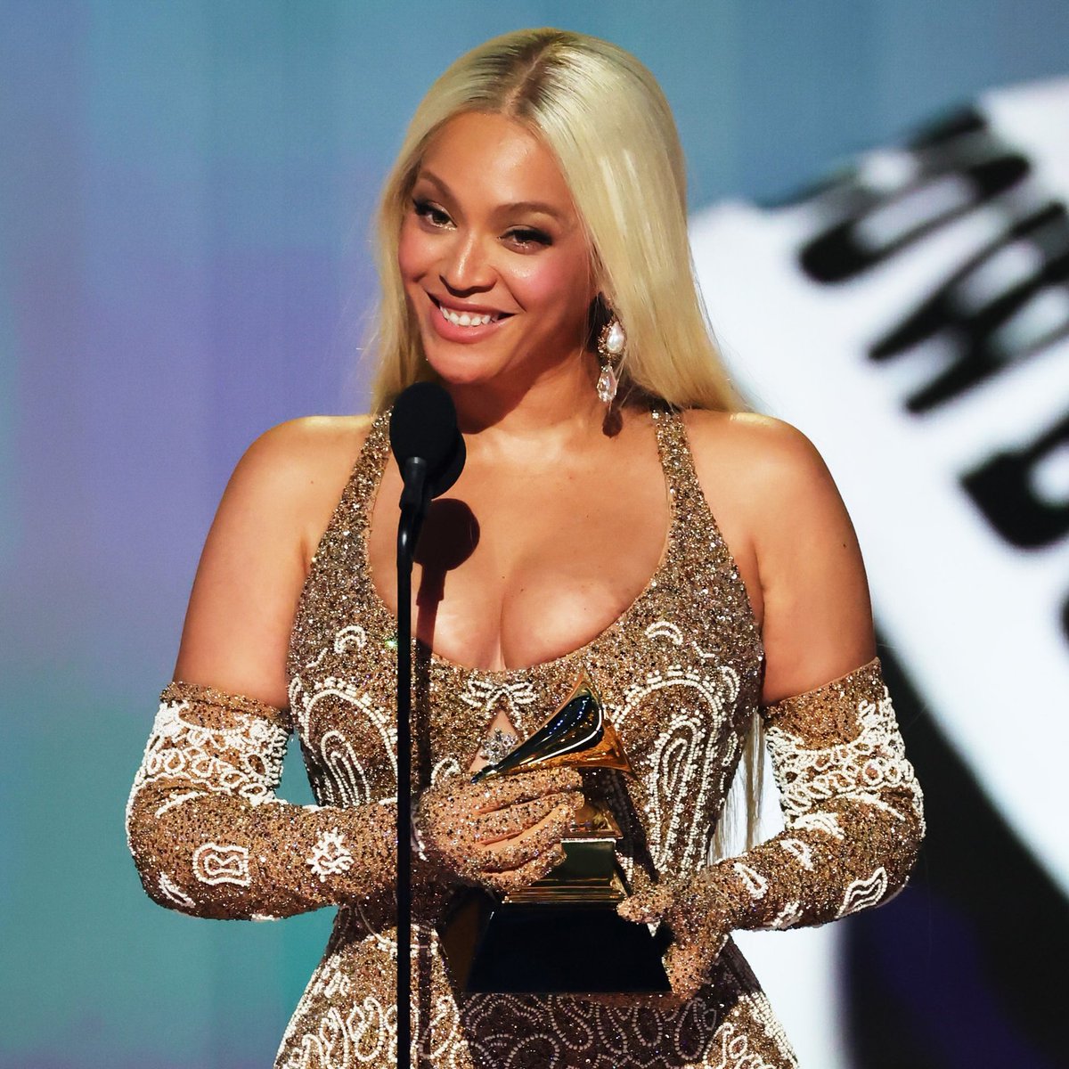 zafinhor's tweet photo. gnt, o grammy adicionou milhares de novos votantes pretos e não-brancos na academia ano passado, portanto a mamata ACABOU

se vocês querem tanto um aoty é só ir na target mais próxima e comprar um físico do cowboy carter https://t.co/ExXTA65S4S