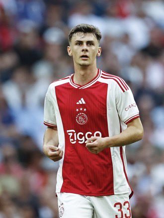 Brøndby er tæt på at købe Benjamin Tahirovic fra Ajax. Klubben forhandler om en pris på tre millioner euro, 22 millioner kroner, for den defensive midtbanespiller, der i sommer også var på listen i FC København.