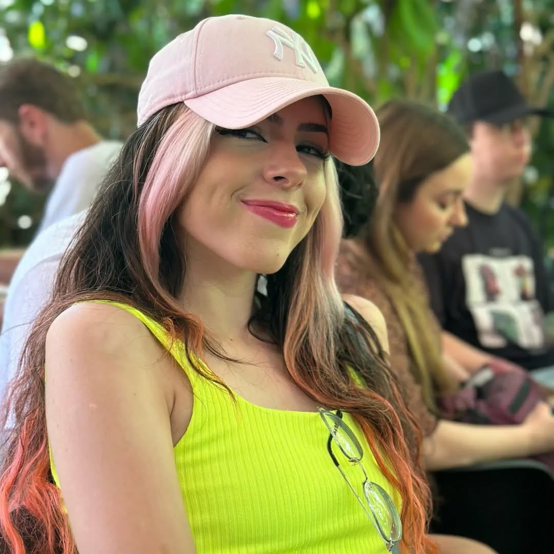 FofoqueiArkanis's tweet photo. 🚨|CONHEÇA A PLAYER!

Celinettpb é uma streamer e criadora de conteúdo brasileira. Ex-jogadora de Valorant, participou de vários torneios. Atualmente, seu conteúdo é mais focado em GTA!
Seja bem vinda, @celinettpb!

#Arkanis #APassagem https://t.co/sktjMSLUC7