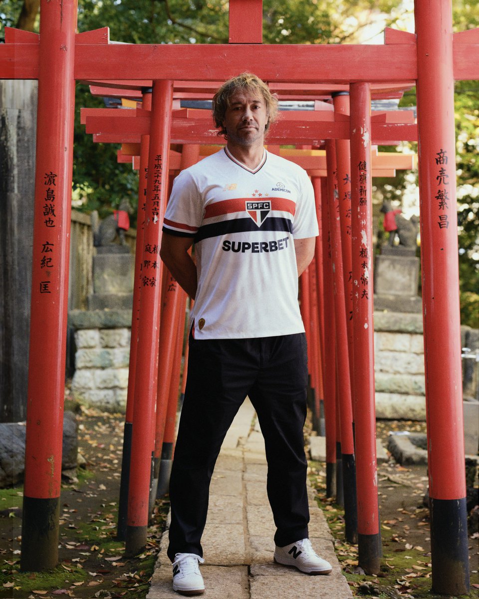 SaoPauloFC's tweet photo. 🇯🇵🏆 A camisa que representa o legado do tricampeonato mundial! 

Adquira a sua: https://t.co/hDif0XDaMw

#VamosSãoPaulo 🇾🇪 https://t.co/gxxHIpzPLF