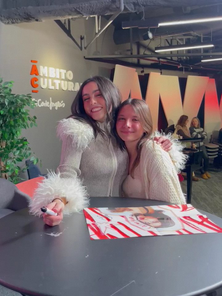 situmedises's tweet image. última página y primera firma (de muchas) 🌟 la mejor @chiaraoliver 💋🌷🫂