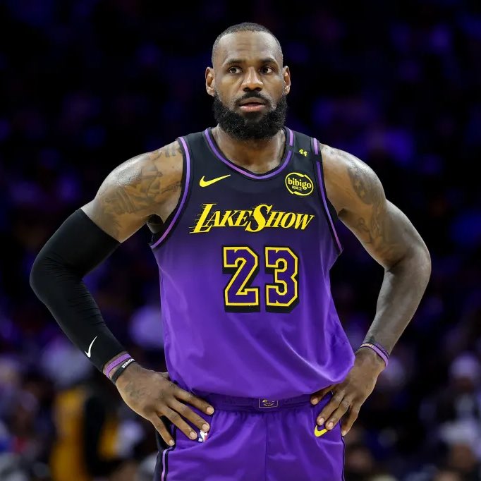 The NBA just named LeBron James the Western Conference Player of the Week..

HE’S 40 YEARS OLD 🤯