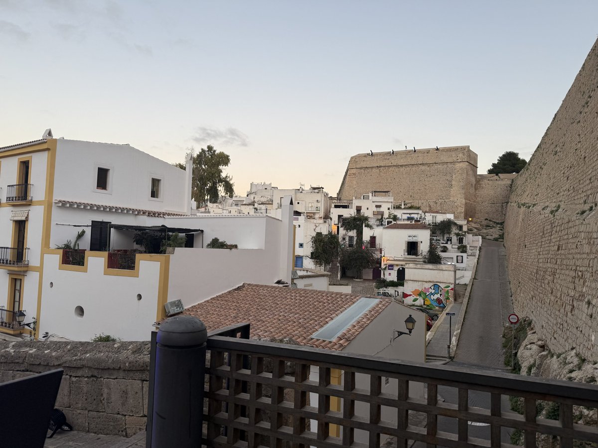 BadToxic's tweet photo. #Strolling further through #Ibiza (#ship #NorwegianPearl)
#IbizaCastle #castle #streets #Straßen #plants #Pflanzen #evy #Efeu #view #Aussicht #oldTown #townWall #Stadtmauer #island #Insel #cruiseShip #cruise #vacation #Urlaub @umiizza #NowegianCruiseLine @CruiseNorwegian https://t.co/oqDwfBmWdS