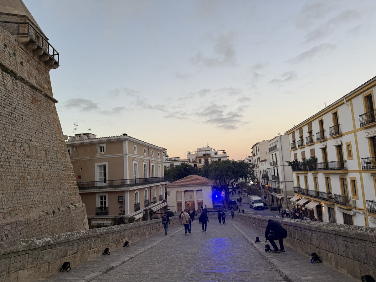 BadToxic's tweet photo. #Strolling further through #Ibiza (#ship #NorwegianPearl)
#IbizaCastle #castle #streets #Straßen #plants #Pflanzen #evy #Efeu #view #Aussicht #oldTown #townWall #Stadtmauer #island #Insel #cruiseShip #cruise #vacation #Urlaub @umiizza #NowegianCruiseLine @CruiseNorwegian https://t.co/oqDwfBmWdS