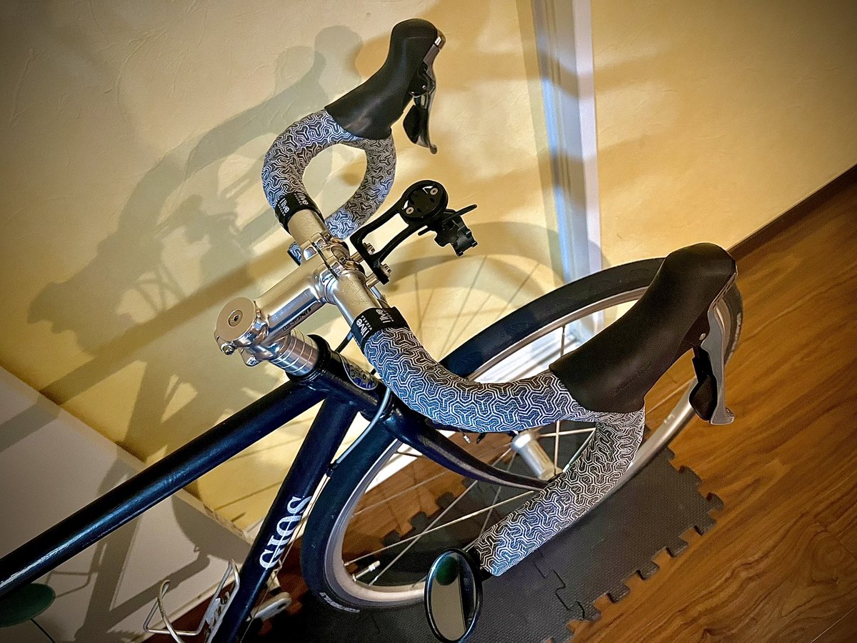 サドルを白色のものにしたことにより、グリップバーテープも交換したくなった。
今回は、和柄なものをチョイスしてみた。毘沙門亀甲:
七福神の1人である毘沙門天は戦勝、
必勝の神でこれに仏様の守り神である亀の模様を加えたもので福財をもたす。
ん〜、中々渋い！✨😆✨